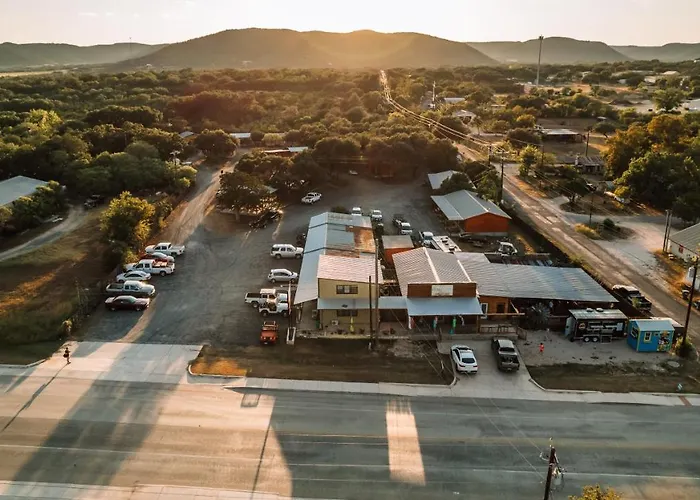 The Historic Leakey Inn